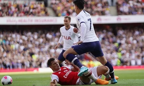 Bị 2 huyền thoại 'hủy diệt', 'tội đồ' Arsenal phản pháo gây sốc