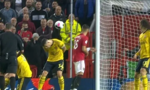 Né cú sút của McTominay, đội trưởng Arsenal bị chỉ trích
