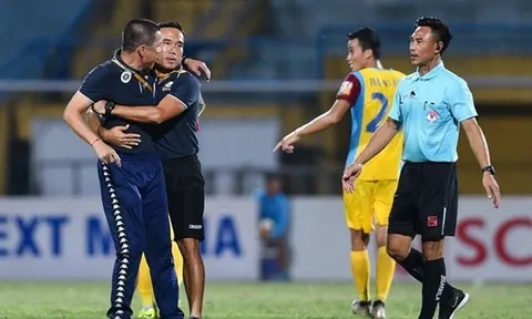 "Đại chiến" với HAGL, Hà Nội FC mất thuyền trưởng do "ăn thua" với trọng tài