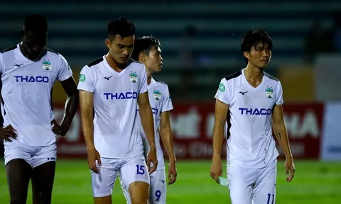 HAGL gặp khó, sao không gọi Công Phượng trở về?