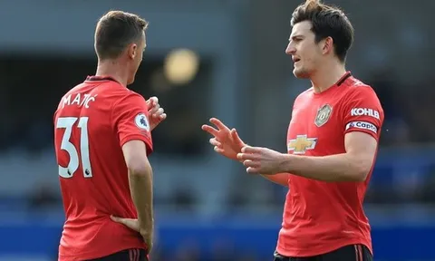 CHOÁNG! Thủ quân Man Utd nộp phạt vì luật do... chính mình tạo ra