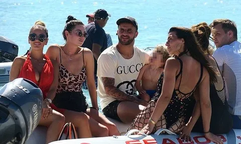 Hậu scandal "ăn vụng", Kyle Walker bù đắp cho vợ bằng kì nghỉ hoành tráng