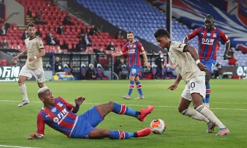 'Hãy nhìn cách Rashford xử lý. Van Aanholt có lẽ cần 1 cái gối ngủ'