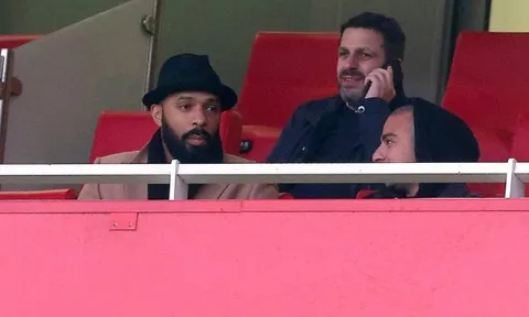 Henry lộ bí quyết "ẩn thân" giữa rừng CĐV Arsenal