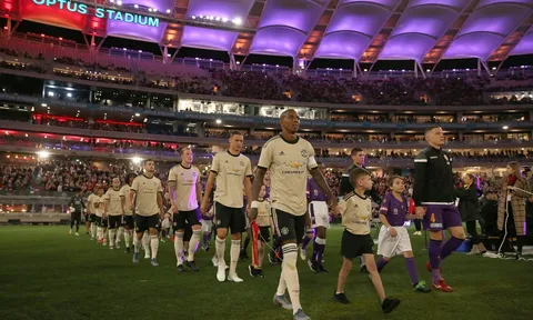Hết máy bay, CĐV Liverpool lại có thêm trò chọc tức Man Utd