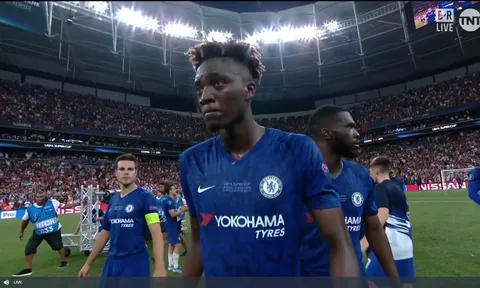 Hết M.U tới Liverpool, "số 9 ám ảnh" của Chelsea khóc mếu máo