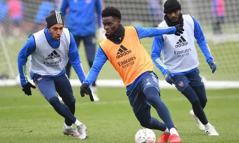 Hình ảnh quá khác biệt trên sân tập Arsenal