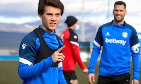 HLV Alaves khen ngợi tố chất đặc biệt của sao trẻ Man Utd