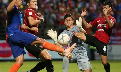 Văn Lâm trở thành tội đồ, Muangthong mất điểm đáng tiếc