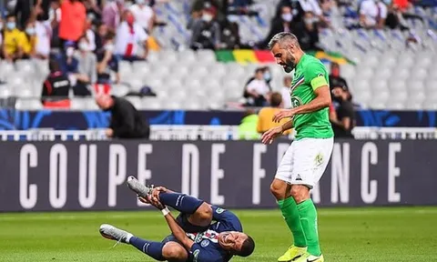 HLV PSG phá vỡ im lặng về hình ảnh đau đớn của Mbappe