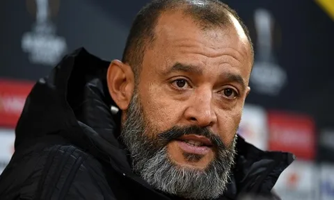 HLV Wolves điên tiết: 'Vô lý. Mọi người đã chết và đang chết dần'
