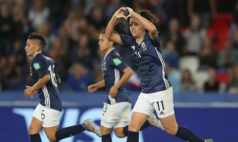 Học Lionel Messi, các cô gái Argentina để hòa thất vọng