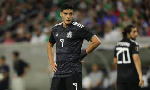 Học theo Luis Suarez, tiền đạo Premier League may mắn được 'giải nguy'