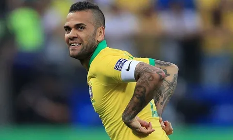 Học theo Neymar, Alves bất ngờ đòi về Barcelona