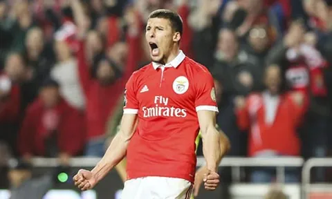"Hòn đá tảng" 1m86 đồng loạt từ chối cả MU lẫn Arsenal