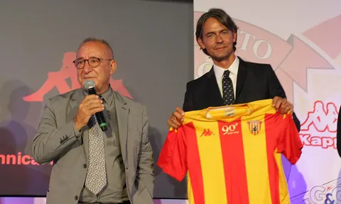 Huyền thoại AC Milan rạng ngời trong ngày ra mắt đội bóng mới
