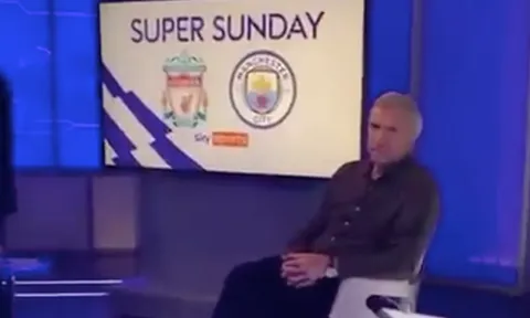 Huyền thoại Liverpool bị cặp huyền thoại Manchester trêu chọc trên trường quay