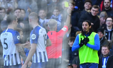Hy hữu Premier League: Cầu thủ nhận thẻ vàng dù không ra sân