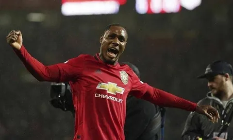 Chiếc áo nhái của Ighalo và món quà cho MU
