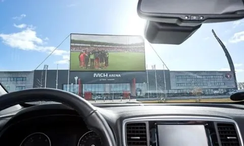 “Drive-in football”, giải pháp mới cho bóng đá thời COVID-19