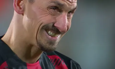 Ibrahimovic bật khóc nhìn Milan thua thảm trước tân binh Serie A
