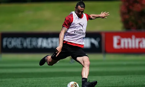 Ibrahimovic để lộ cơ bụng săn chắc trên sân tập của AC Milan