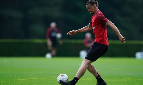 Ibrahimovic tỏ ra bất lực trước cựu sao Chelsea