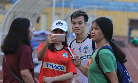 Văn Toàn, Xuân Trường, Văn Thanh bị cổ động viên "vây hết đường về"