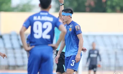 HLV Lê Huỳnh Đức: "Tấn Sinh đáng lẽ bị thẻ đỏ trực tiếp"