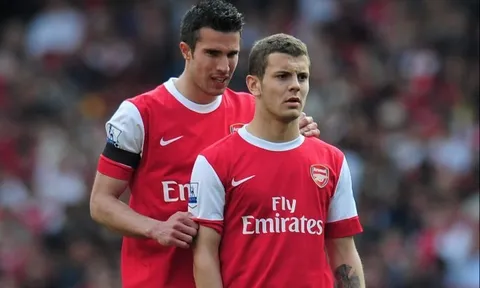 Jack Wilshere phản ứng ra sao khi Van Persie đến Man Utd?