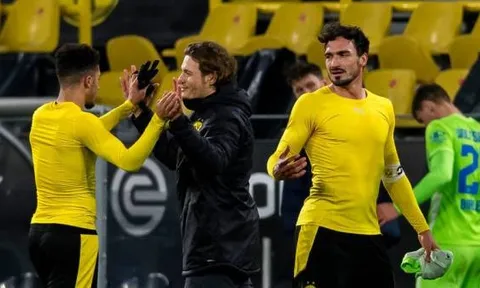Jadon Sancho bỏ lỡ không tưởng, rồi 'hành hạ' đối phương đến khổ sở