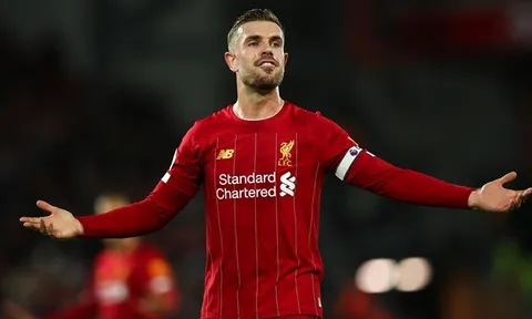 XONG! Giúp đội nhà vô địch, thủ quân Liverpool được vinh danh