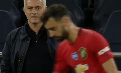 Vừa làm 1 điều với Bruno Fernandes, Mourinho lập tức mỉm cười