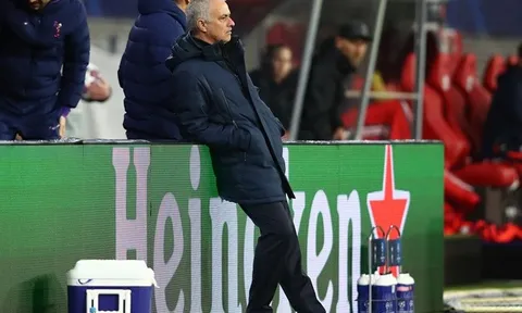 Tottenham thua thảm, Mourinho hứng 'cú sốc' lớn nhất sự nghiệp