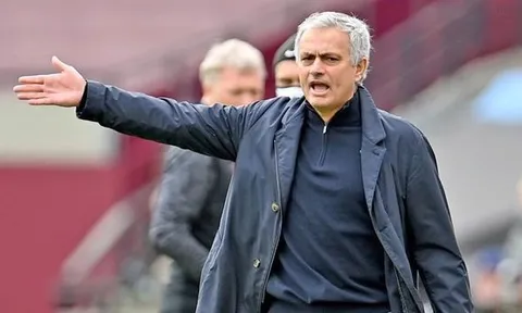 Tottenham thua thảm, Mourinho sắp "ra đường"?