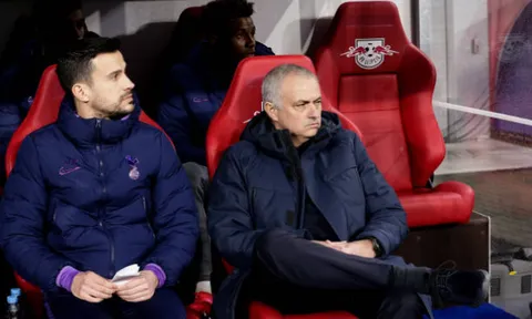 Jose Mourinho và 50 sắc thái ở trận thua Leipzig: Thẫn thờ và bất lực