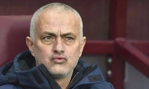 Phóng viên hỏi 1 câu, Mourinho tức điên tuyên bố không thể chấp nhận