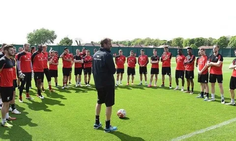 Đây, danh sách 16 cầu thủ Liverpool đầu tiên trở lại Melwood