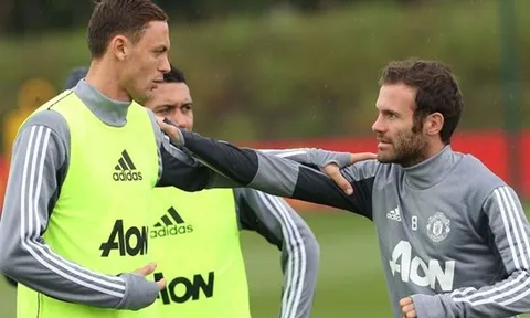 Nhàn rỗi giữa tâm dịch, 2 'anh đại' Man Utd 'bóc phốt' nhau cực mạnh