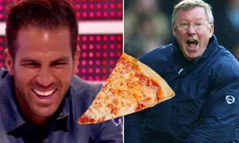 "Khi chiếc bánh pizza bay vào mặt Sir Alex, mọi người đều có cảm xúc này"