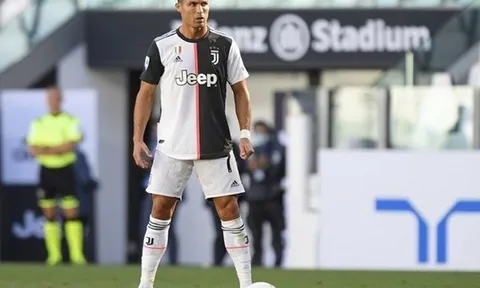 Khi Cristiano Ronaldo hạ mình để bật cao hơn