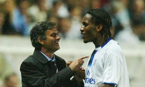 "Khi Mourinho bị sa thải, tất cả khóc nức nở. Phòng thay đồ vỡ vụn"