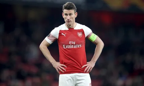 Khiến CĐV Arsenal nổi giận, Koscielny chuộc lỗi bằng những lời "đẫm nước mắt"
