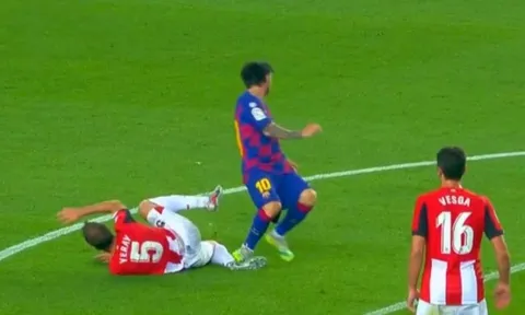 Khiến đối thủ nằm quằn quại, Messi vẫn may mắn thoát thẻ phạt