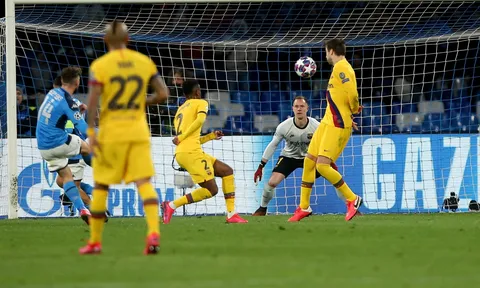 Khiến Ter Stegen chôn chân, sao Napoli sánh vai cùng Hamsik và Maradona
