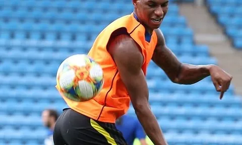 Khống chế bóng điệu nghệ, Rashford khiến cả đội trầm trồ