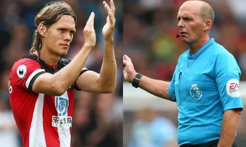 Không chỉ Man United, trọng tài Mike Dean cũng là nạn nhân của Vestergaard