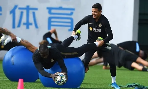 Không nghe lời Conte, Sanchez vẫn cười tươi với Lukaku