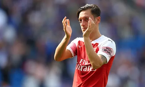 Không thể ra sân, Mesut Oezil vẫn 'đóng góp' cho Arsenal bằng cách khác