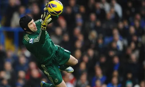 Khủng hoảng trong khung gỗ, Chelsea cầu cứu Petr Cech